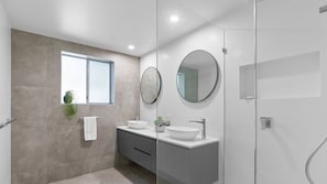 Shower, hair dryer, towels - 'Trieste' 4/33 Elanda St Sunshine Beach (Sunshine Beach)
