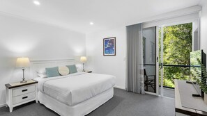 A hotel room with a bed, two bedside tables, a desk, and a chair. - Trieste 4 Sunshine Beach (Sunshine Beach)