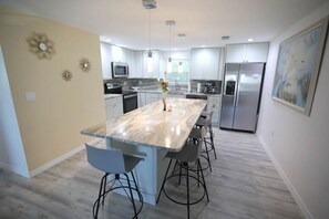 Fridge, microwave, oven, stovetop - Calico Room Manasota Delux Villas (Sarasota County)