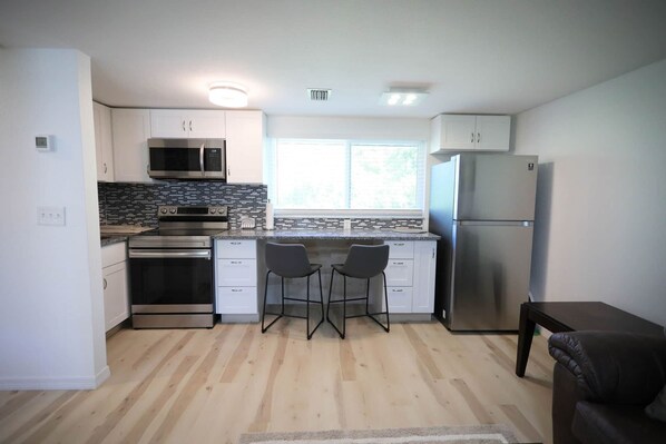 ثلاجة، ميكروويف، فرن، موقد طهي مسطح