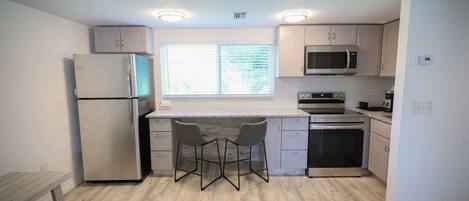 Réfrigérateur, four à micro-ondes, un four, surface de cuisson