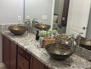 Ducha, bañera de hidromasaje, secador de pelo, toallas