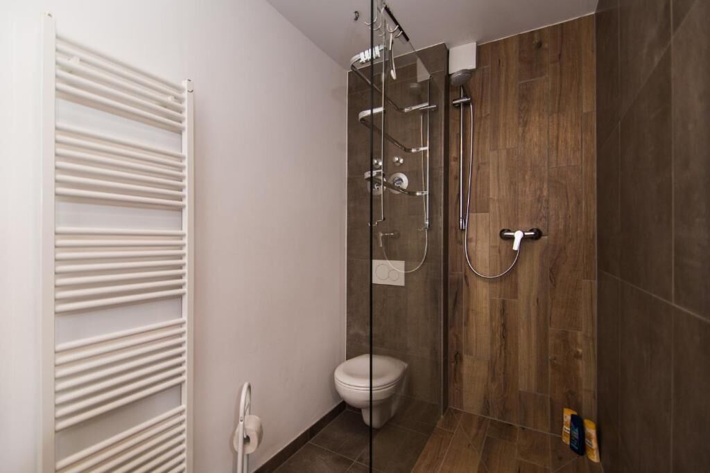 Haartrockner, Handtücher, Toilettenpapier