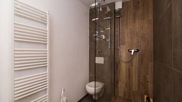 Haartrockner, Handtücher, Toilettenpapier