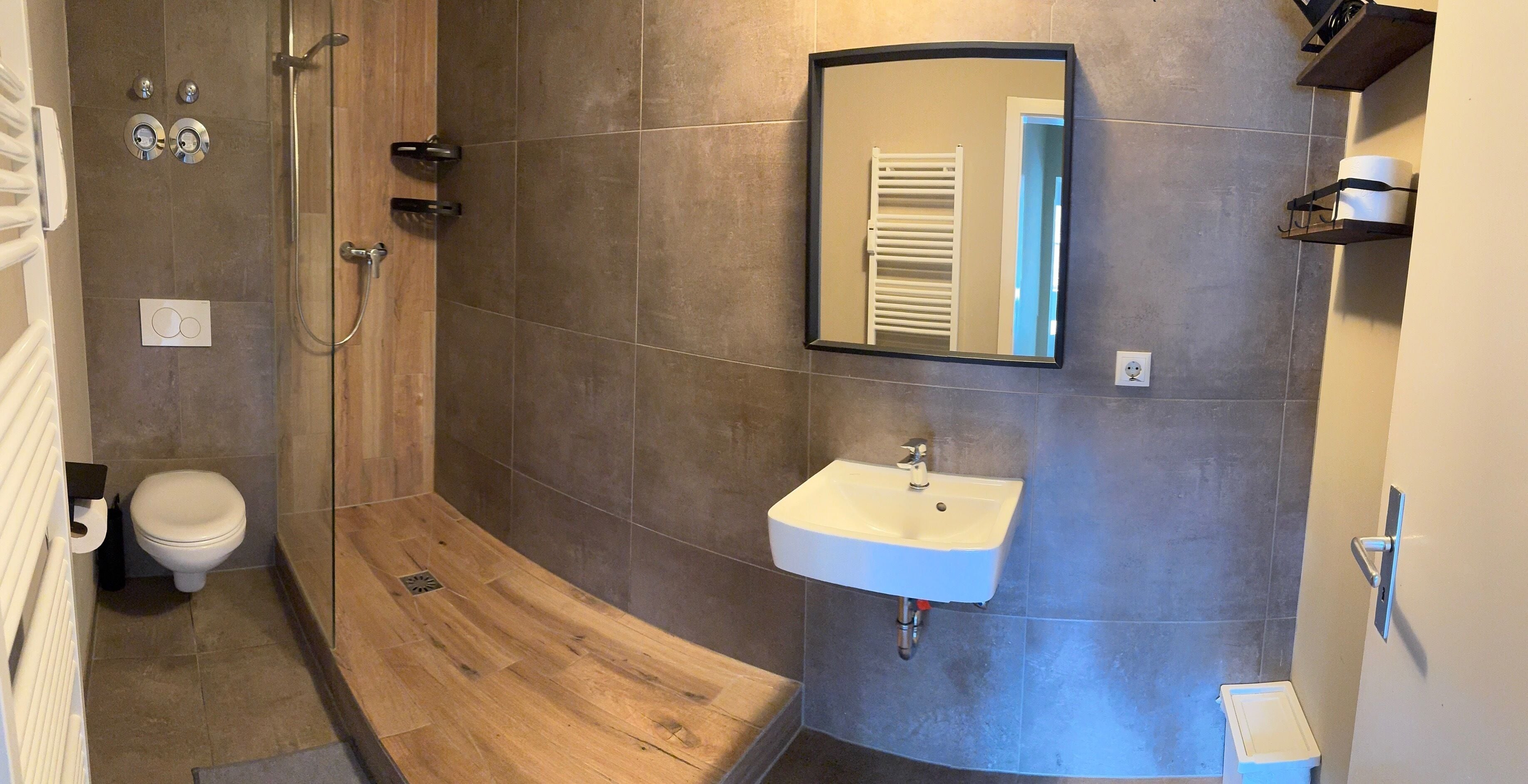 Haartrockner, Handtücher, Toilettenpapier