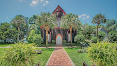 Saltee Cove Coastal Getaway - Charming 3 Bedroom/2.5 Bath Lowcountry Cottage