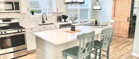 Hus, flere senger, terrasse, hageutsikt (Saltee Cove) | Eget kjøkken | Kjøleskap, mikrobølgeovn, ovn og kokeplater