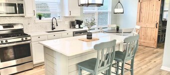 Saltee Cove Coastal Getaway - Charming 3 Bedroom/2.5 Bath Lowcountry Cottage