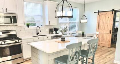 Saltee Cove Coastal Getaway - Charming 3 Bedroom/2.5 Bath Lowcountry Cottage