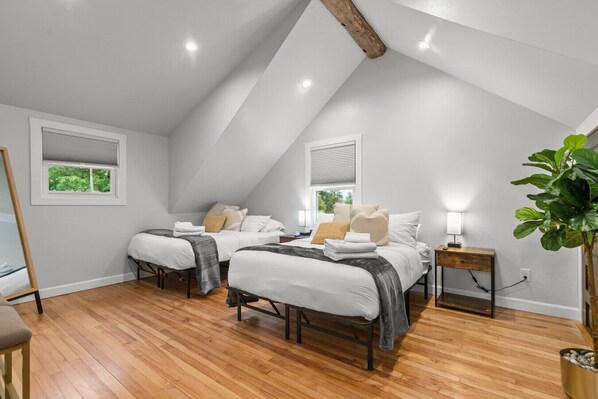 2 habitaciones, tabla de planchar con plancha, cuna de viaje y wifi