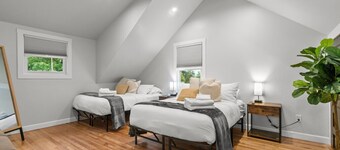 Walk to Lambeau! Sleeps 10!