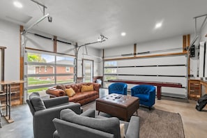 Interior - Walk to Lambeau! Sleeps 10! (Green Bay)