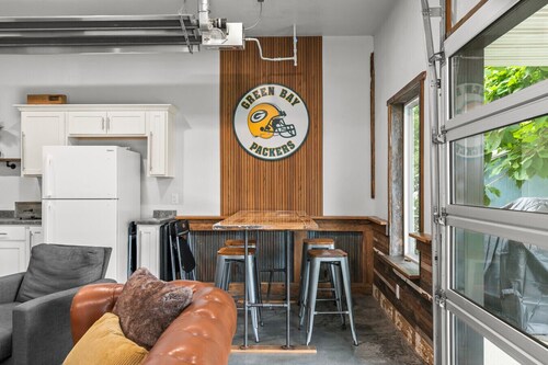 Walk to Lambeau! Sleeps 10!