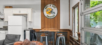 Walk to Lambeau! Sleeps 10!