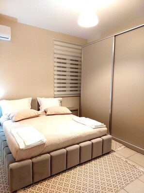 2 bedrooms, iron/ironing board, WiFi, bed sheets
