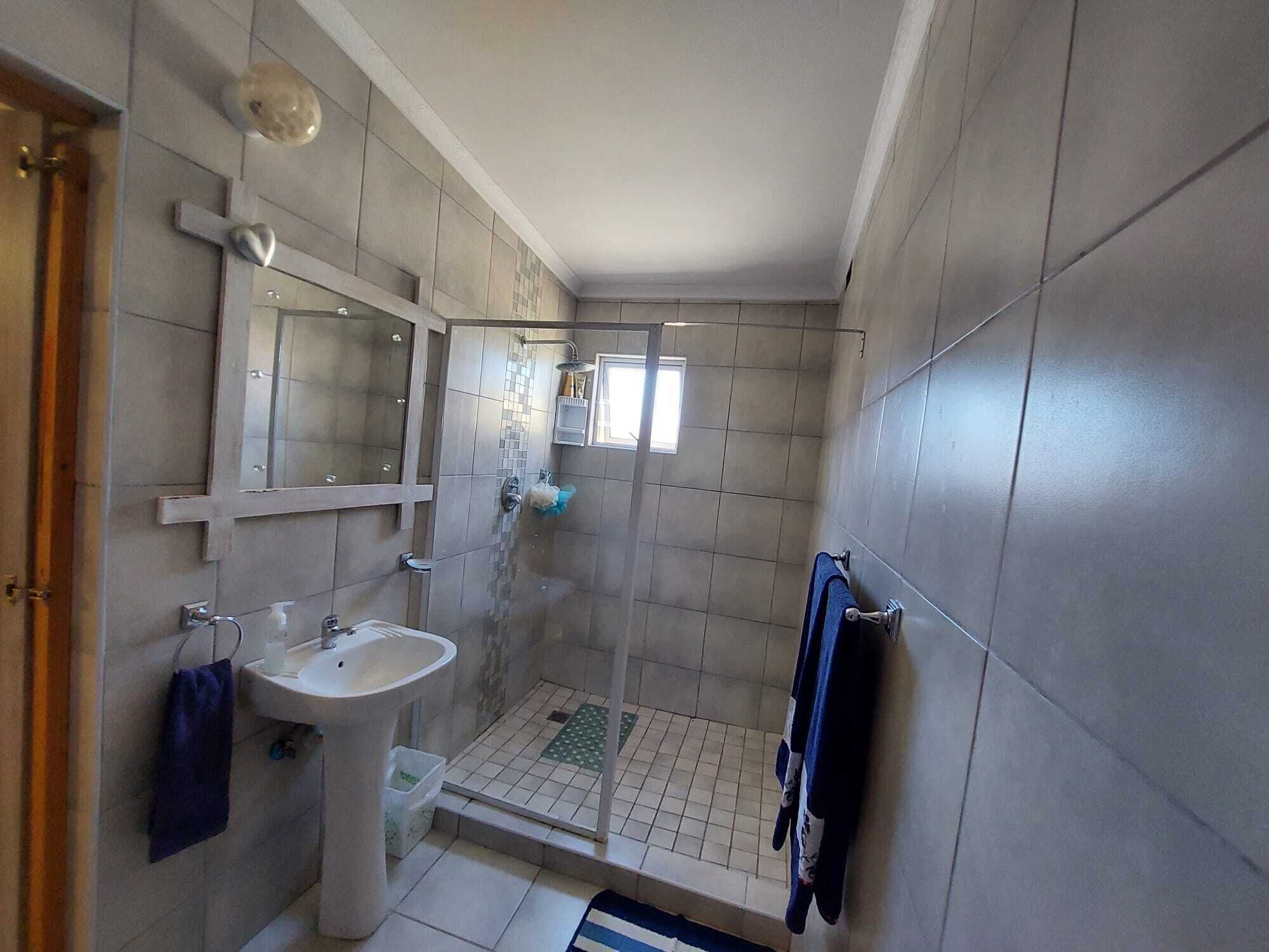 Douche, sèche-cheveux, serviettes fournies, papier toilette