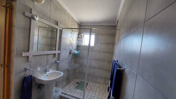 Ducha, secador de pelo, toallas, papel higiénico