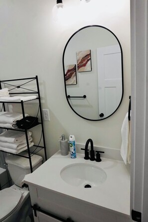 Toilet paper - Cozy 1 bed 1 bath duplex- Downtown Chattanooga (Chattanooga)