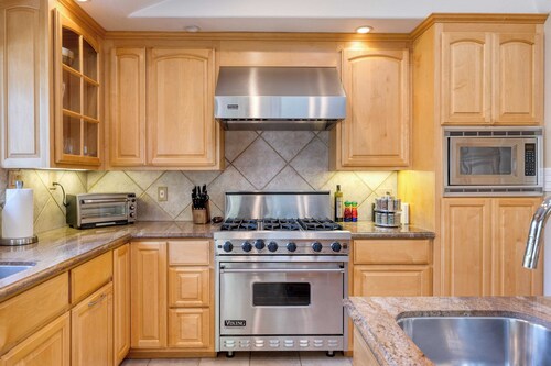 Pool + Hot Tub + Firepit + Game Room Minutes From Sebastopol & Russian River Baker Lane Retreat