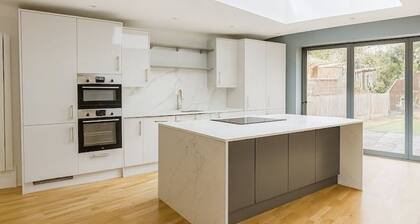 Bright & Spacious London Retreat – Ideal for Families & Groups