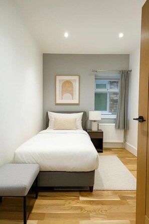 6 bedrooms, iron/ironing board, WiFi, bed sheets