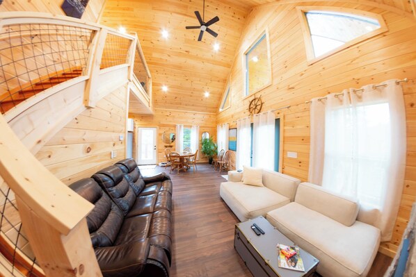 تلفزيون ذكي، مدفأة، مكتبة موسيقى، ستيريو