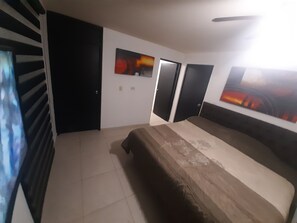 4 bedrooms, iron/ironing board, internet, bed sheets