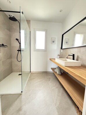 Shower, towels, soap, toilet paper - Cosy house with terrace & garden - Le Conquet (Le Conquet)