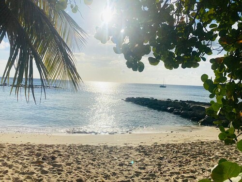 Island Bajan 1-bedroom apartment 15 minutes walk to the beach