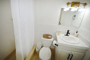Haartrockner, Handtücher, Seife, Shampoo