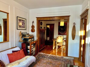 Living area - Beautiful & sunny 1Bd apartment facing the mountain 2.5-month sublet (Montréal)
