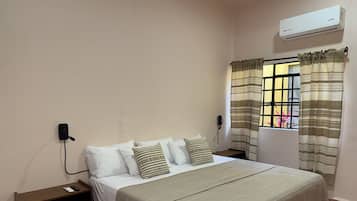 Suite junior | Caja de seguridad en la habitación y tabla de planchar con plancha