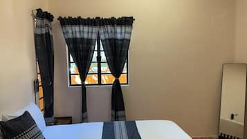 Suite familiar | Caja de seguridad en la habitación y tabla de planchar con plancha