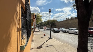 Vista frontal de la propiedad