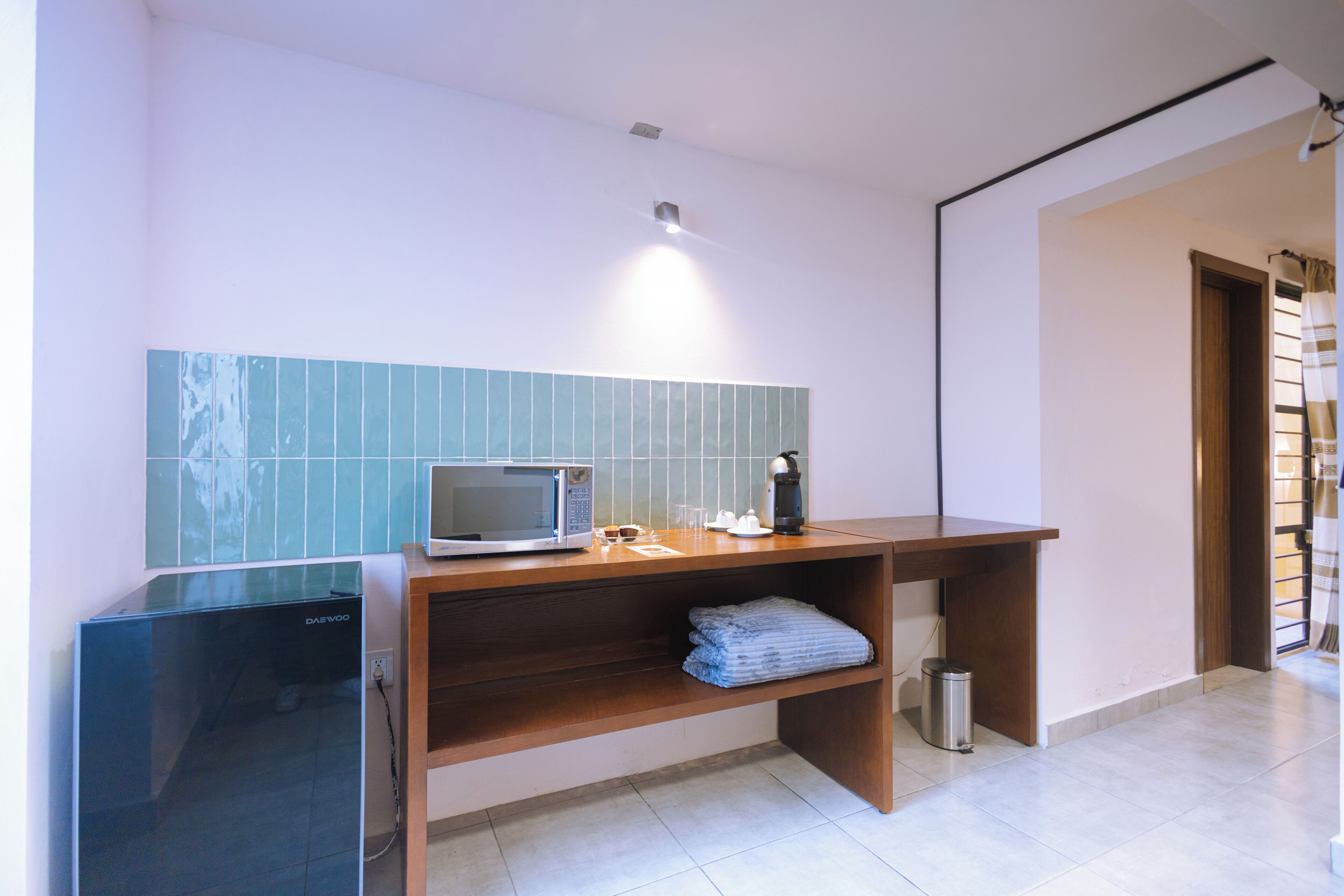 Caja de seguridad en la habitación y tabla de planchar con plancha 