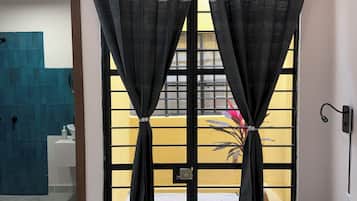 Suíte estúdio | Cofres nos quartos, ferros/tábuas de passar roupa, Wi-Fi de cortesia