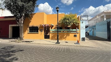 Vista frontal de la propiedad