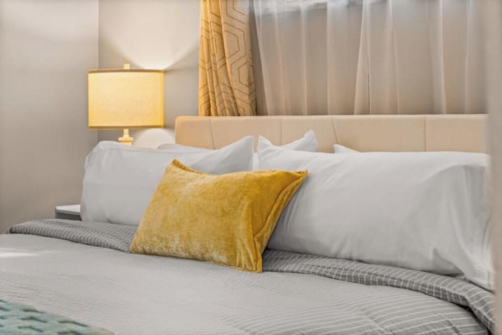 5 habitaciones, tabla de planchar con plancha y cuna de viaje 