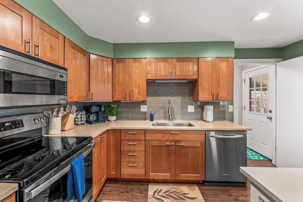 Kjøleskap, mikrobølgeovn, ovn og kokeplater