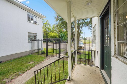 5 Minutes from Tiger Stadium / King Bed