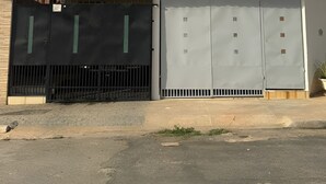 Un bâtiment moderne à deux étages, doté d’un toit plat, de grandes fenêtres et d’un balcon.