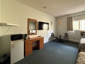 Standard Room, 2 Katil Kelamin (Double), Non Smoking | Meja, ruang kerja komputer riba, seterika/papan seterika, Wi-fi percuma