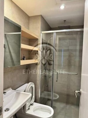 Sèche-cheveux, serviettes fournies, savon, papier toilette