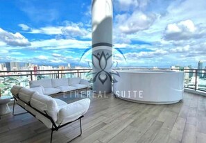 Outdoor spa tub - Rockwell Side at Acqua Private (Makati City)