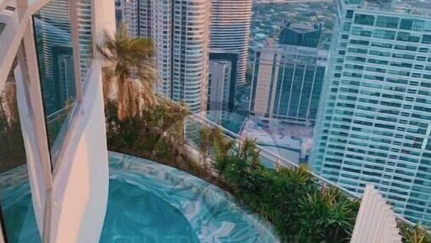 A rooftop pool with a city view, surrounded by modern buildings. - Acqua Private Residences - Ethereal Suite Room 1 (Makati City)