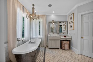 Hair dryer, towels, soap, toilet paper - Beautiful Southern Living Magazine Home in North Macon (Macon)
