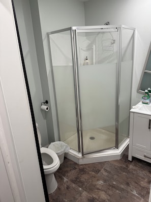 Dusche, Handtücher, Toilettenpapier