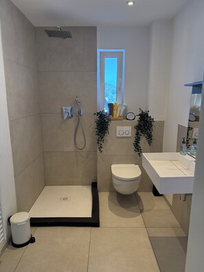 Dusch, handdukar, tvål och toalettpapper