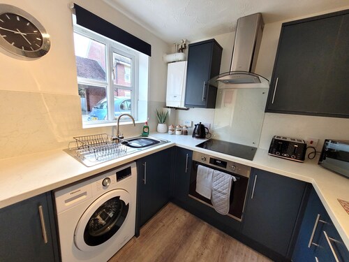 Hythe House – Stylish 3BR Stay Close to Colchester Centre & Transport