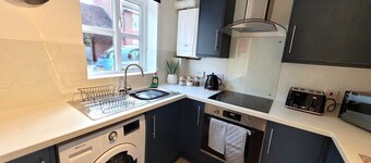 Hythe House – Stylish 3BR Stay Close to Colchester Centre & Transport